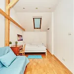 Apartment Singer